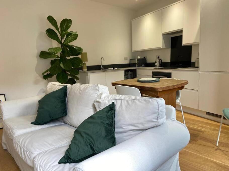 Poets Rest, Free Parking, Ev Socket Fees Apply Walk To Beach Brighton Eksteriør billede